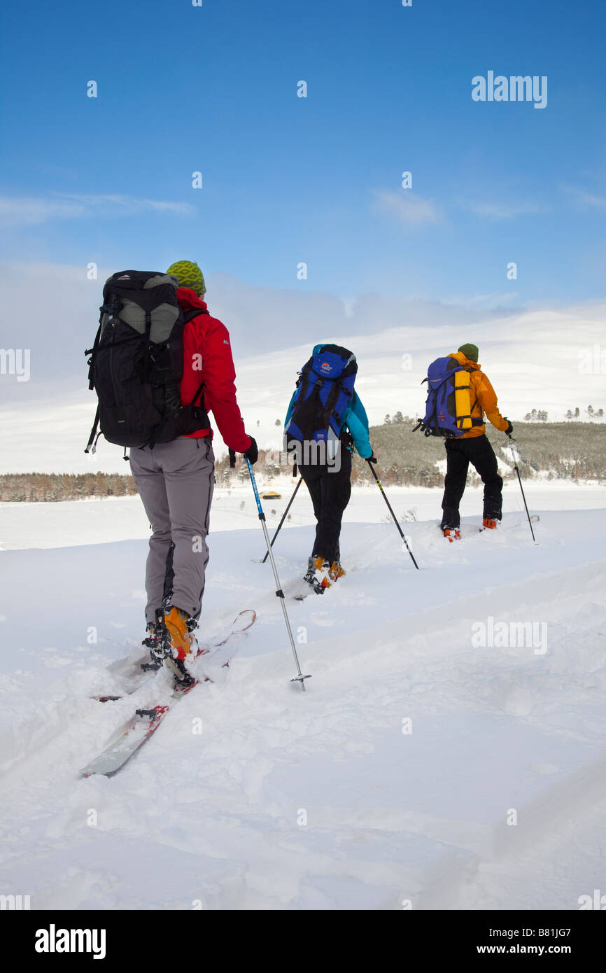 Schottische Schneelandschaft mit drei Personen Skifahren. Männliche & weibliche Skifahrer nach Schneefall, Braemar, Cairngorms National Park, Highlands, Schottland, Großbritannien Stockfoto