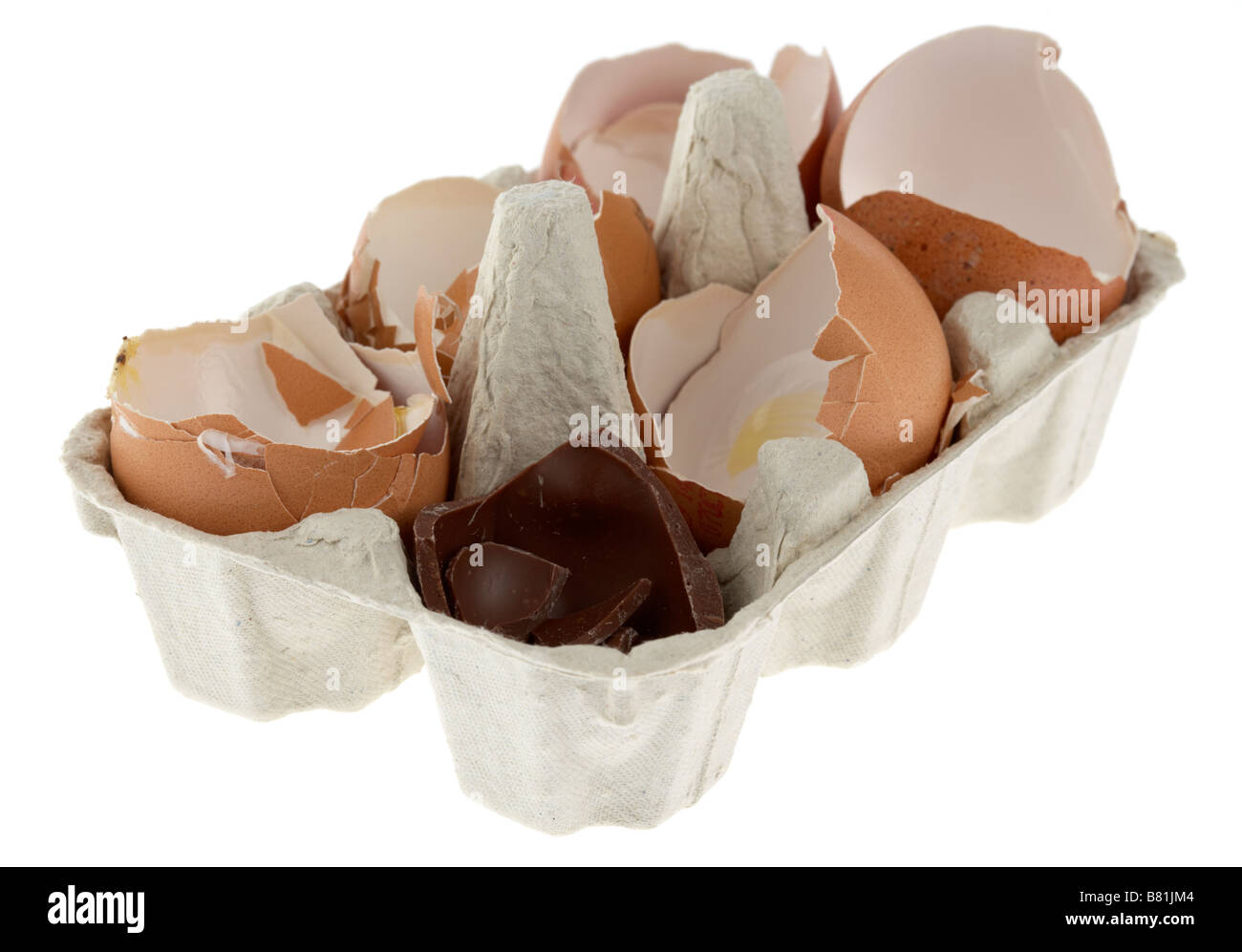 zerbrochene Eierschale einzelne Schokoladen Osterei gelegt in eine Schachtel mit gebrochenen Freilandeier Stockfoto