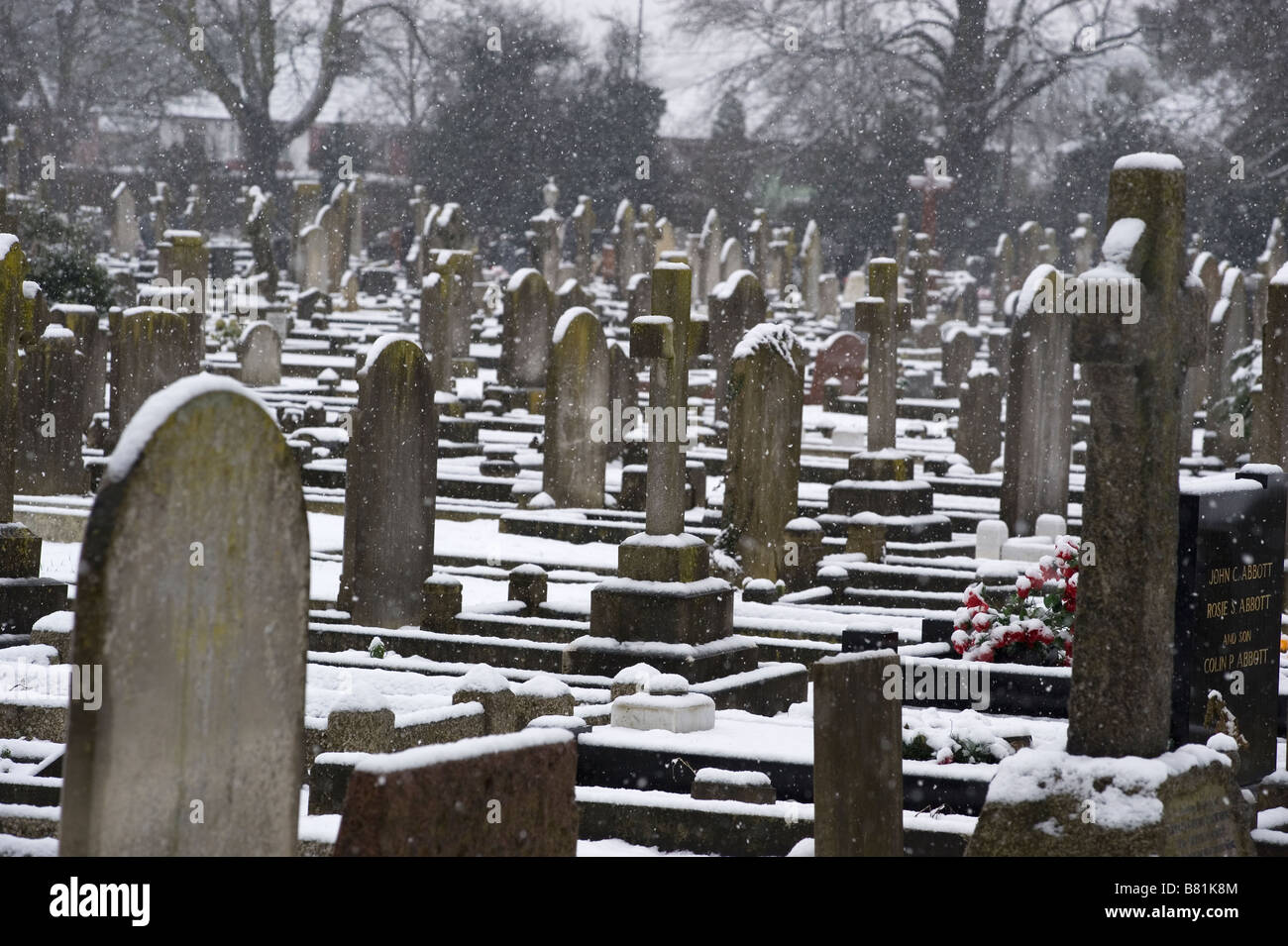 Friedhof von Cambridge City in einem Schneesturm Großbritannien Februar 2009 2009 Stockfoto