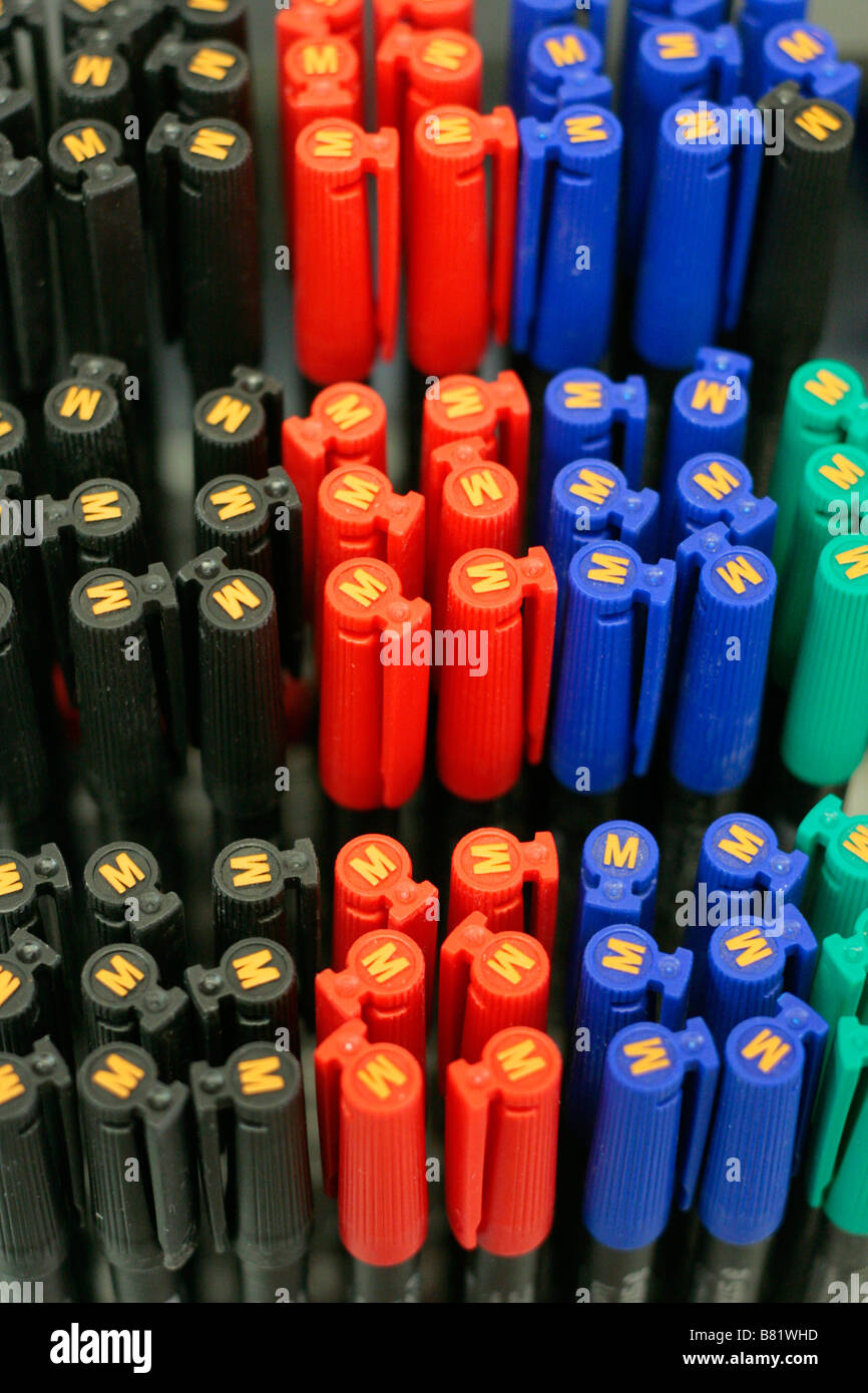 rot blau schwarzen und grünen Filz-Tipp-Stifte angezeigt zum Verkauf bereit Stockfoto