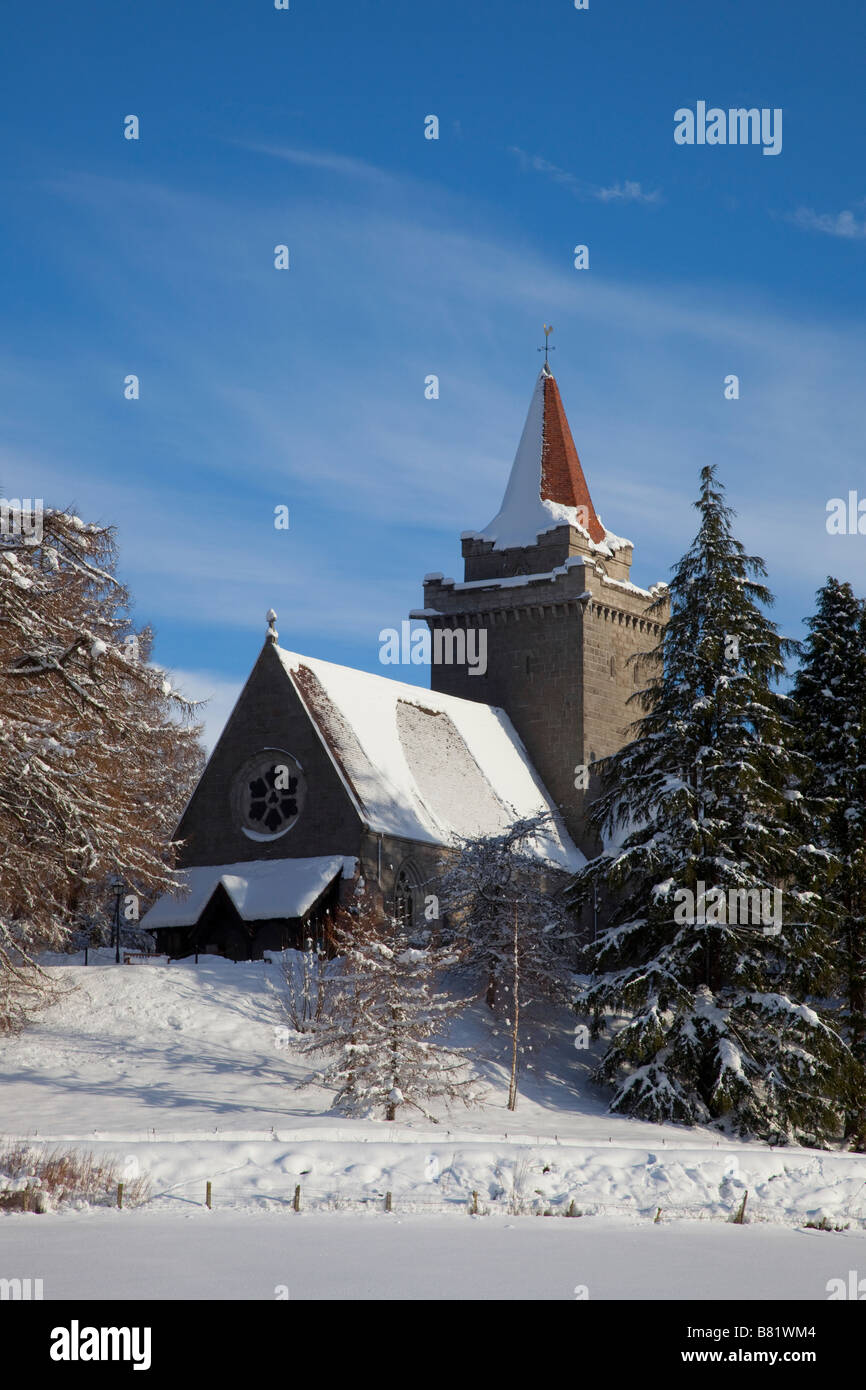 Winter Christmas Card Szene von crathie Kirk oder Kirche, in der Schottischen Dorf in der Nähe von Balmoral, Royal Deeside., Cairngorms National Park, Schottland Großbritannien Stockfoto