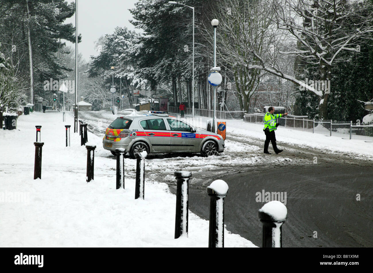 Polizei Offricer diensthabenden Umleitung Datenverkehr von Beckenham Hill Road, Lewisham, nachdem es durch Eis und Schnee geschlossen worden waren. Stockfoto