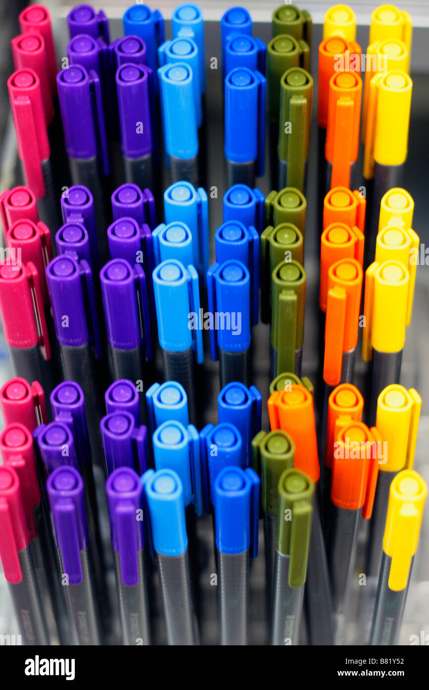 Künstler-Stifte auf dem Display zum Verkauf bereit. Gelb blau rosa blau grün und Orange. Stockfoto