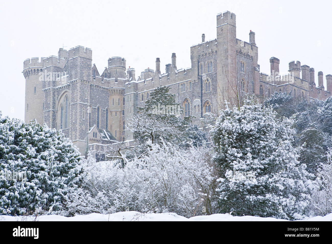 Ein schneebedecktes Arundel Castle im Winter, West Sussex, England, Großbritannien Stockfoto