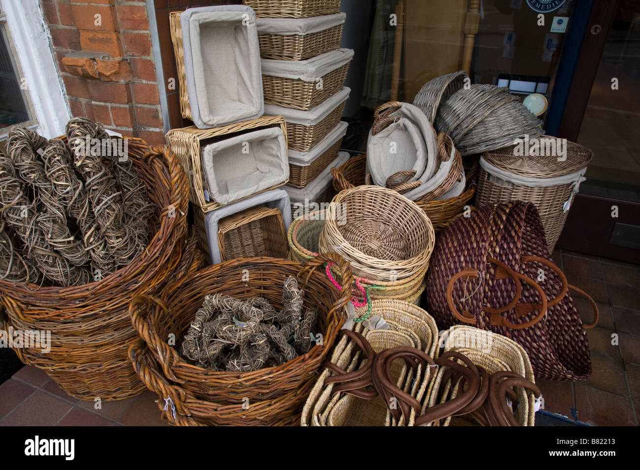 Weidenkörbe für den Verkauf außerhalb shop Stockfoto