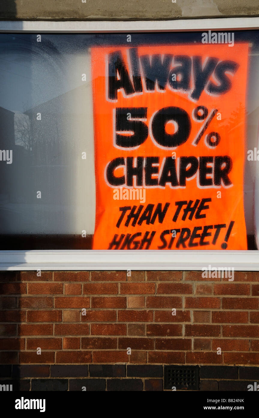 Stock Foto eines Zeichens 50 billiger als andere Geschäfte auf der High Street zu verkünden Stockfoto