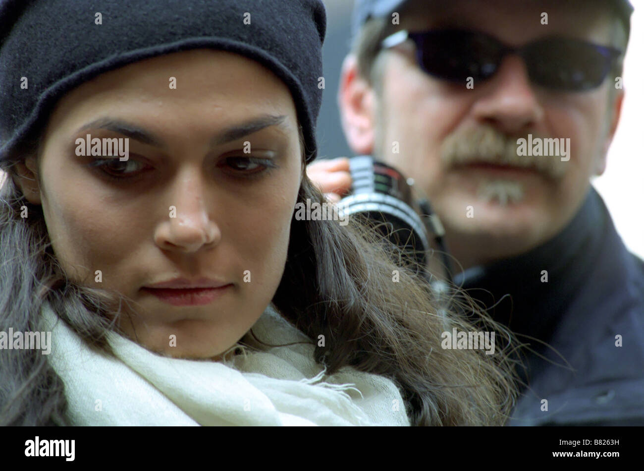 Regisseur Alessandro D'Alatri mit Valeria Solarino am Set La Febbre Jahr: 2005 - Italien Stockfoto