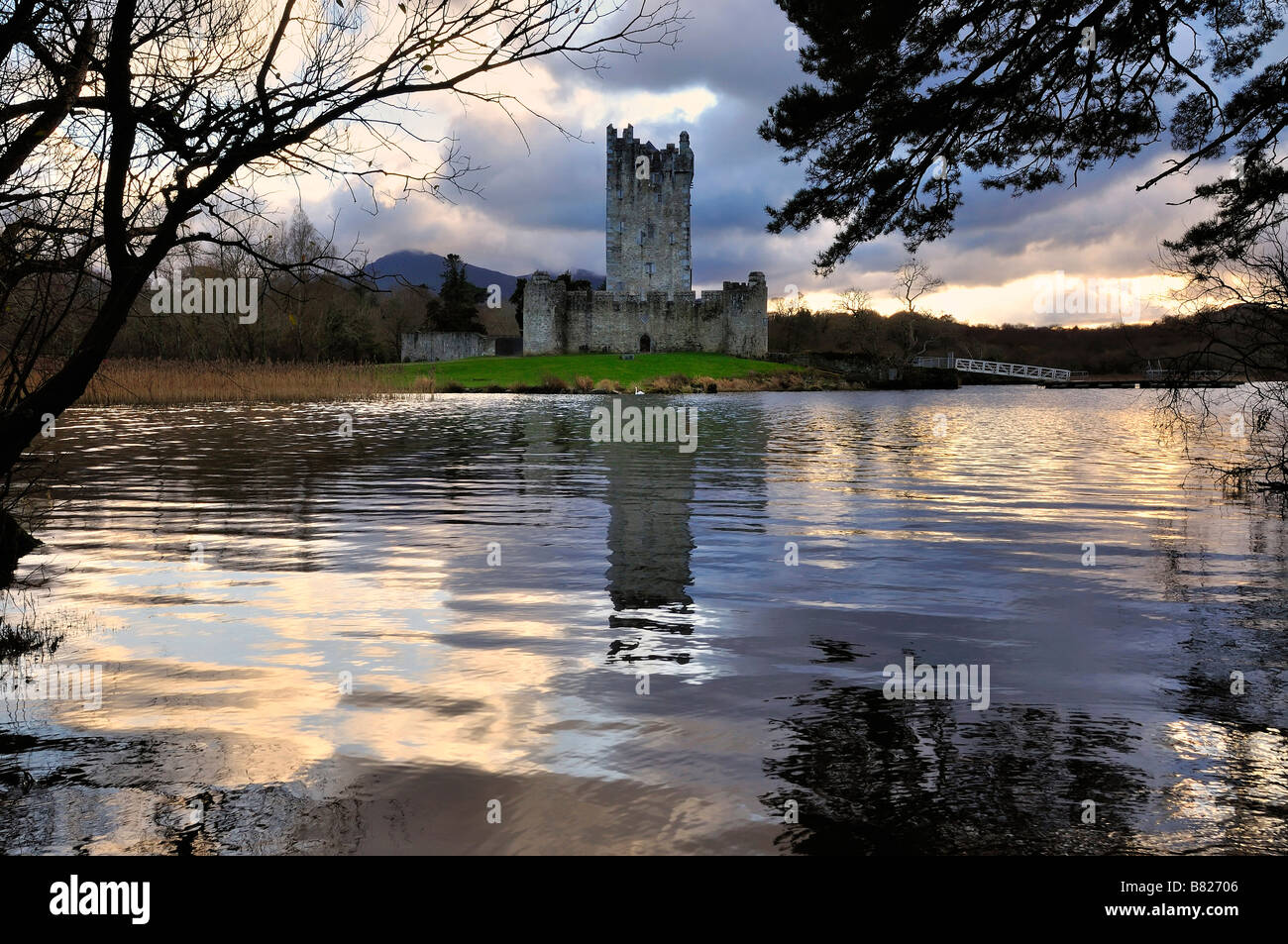 Ross Castle, Killarney, Co.Kerry, Irland, spiegelt sich im Wasser des Lough Leane Stockfoto