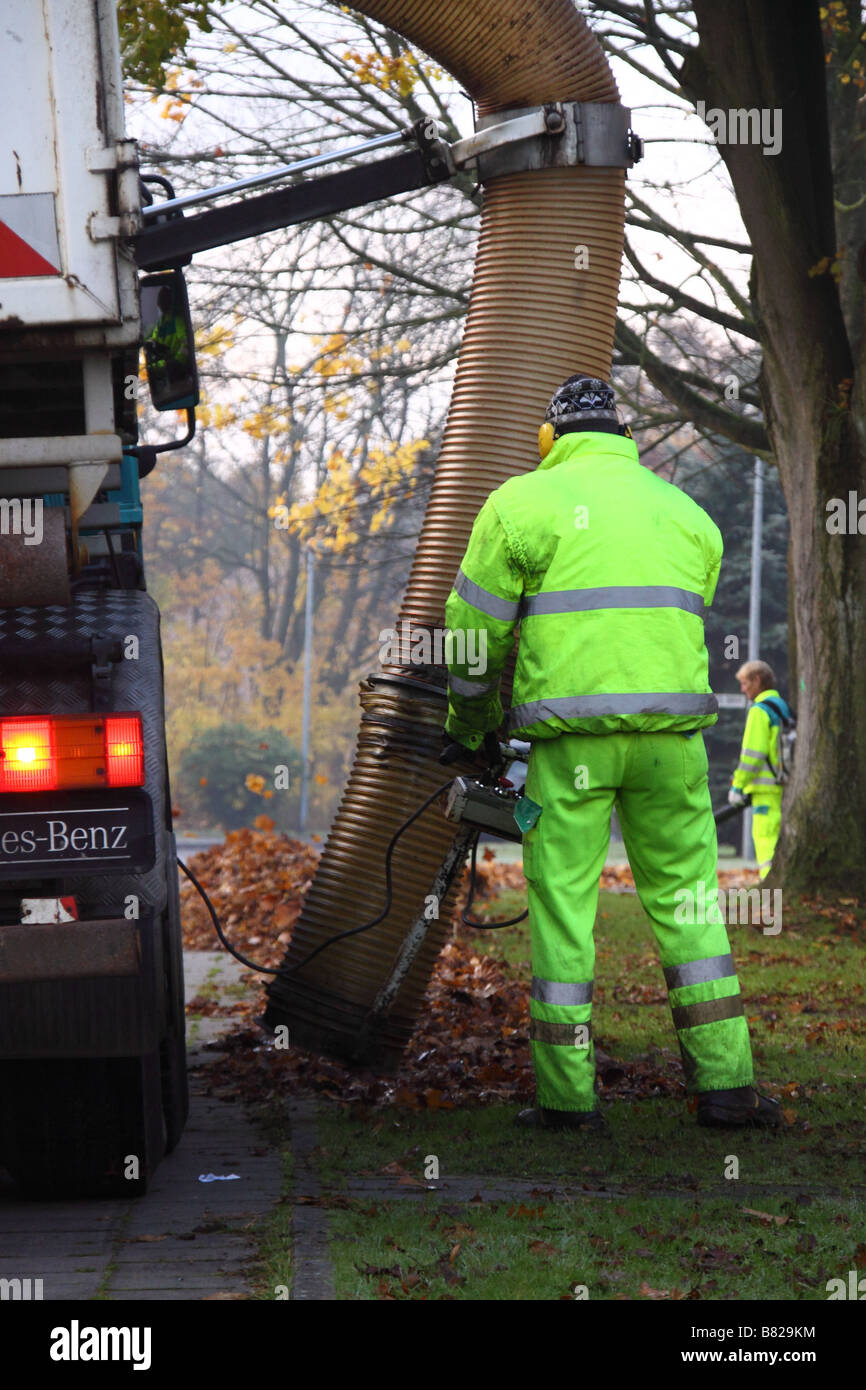 Kollektoren auf JHQ, Rheindahlen klar Blätter von den Straßen im Herbst durch das Saugen sie in einem LKW zu verweigern Stockfoto