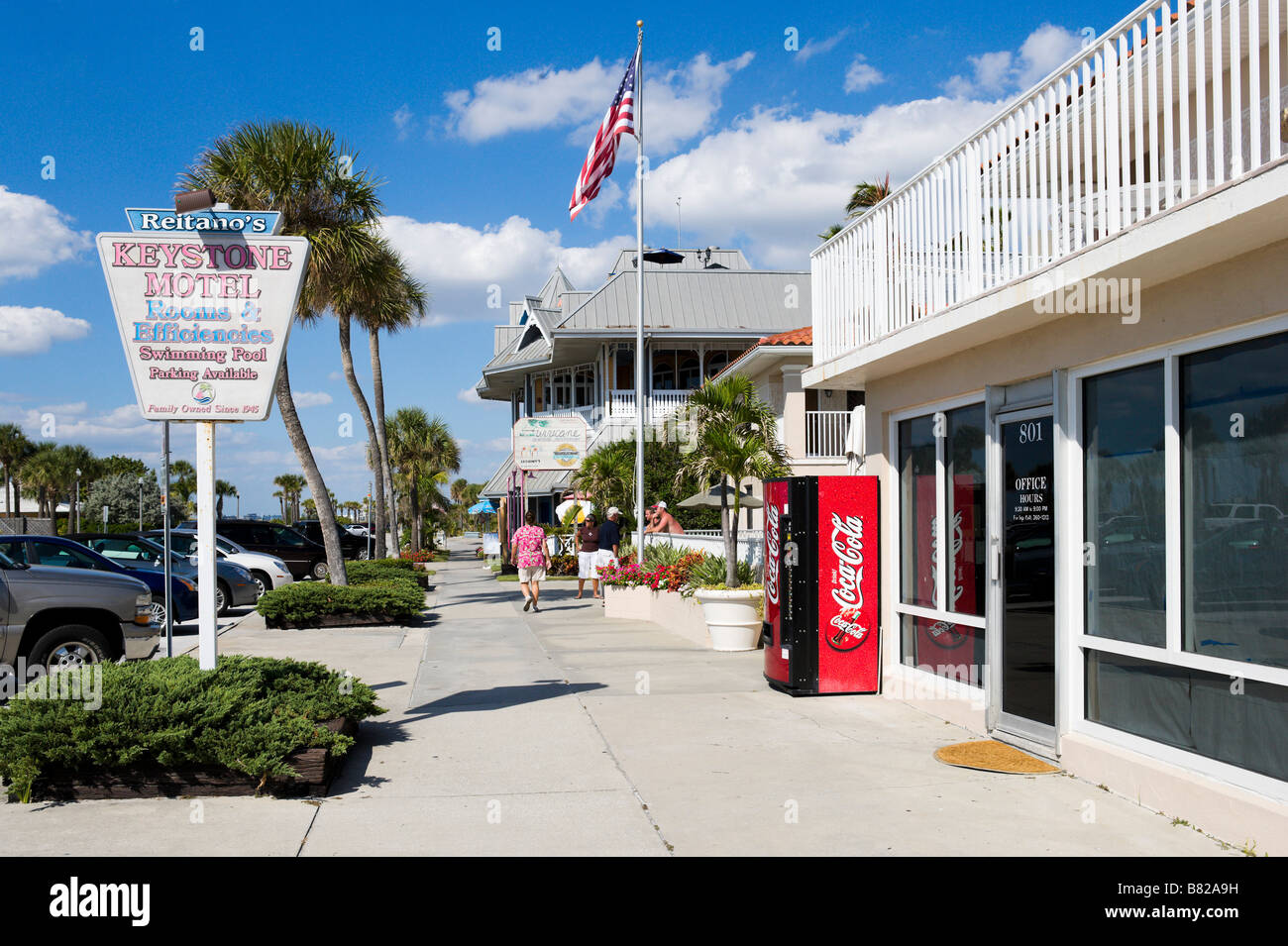 Golf-Weg mit Blick auf die Hurricane Bar und Restaurant, vorbei an einem Kühlergrill, St Pete Beach, Golfküste, Florida, USA Stockfoto