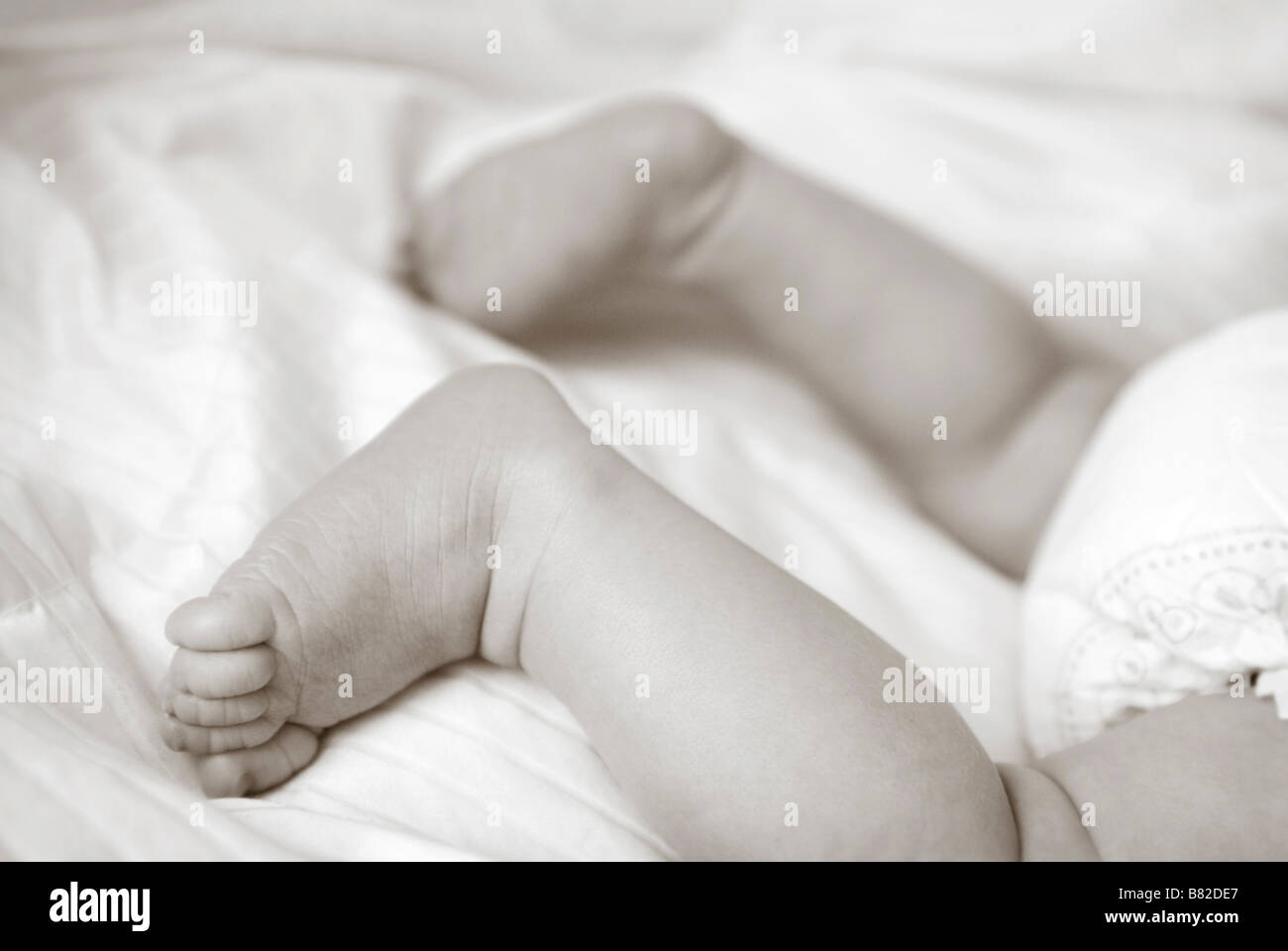 Nahaufnahme eines Babys Füße und Baby unten Stockfoto