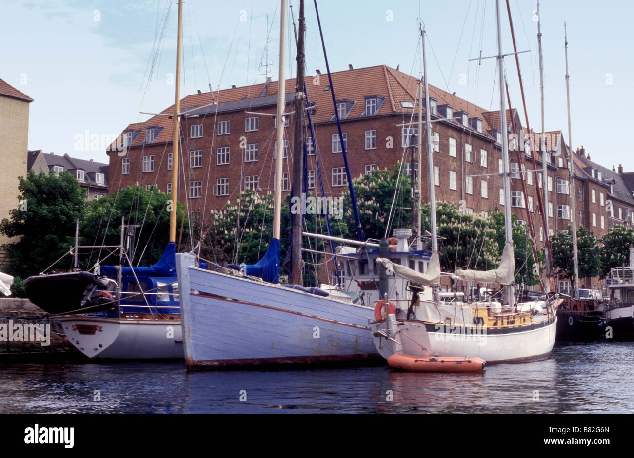 Boote auf den Kanälen von Kopenhagen Stockfoto