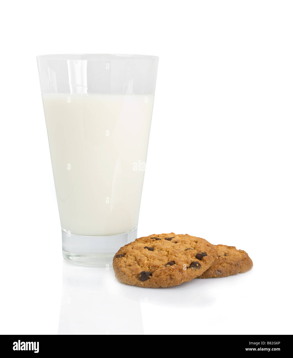 Chocolate Chip Cookies und ein Glas Milch isoliert auf weiss Stockfoto