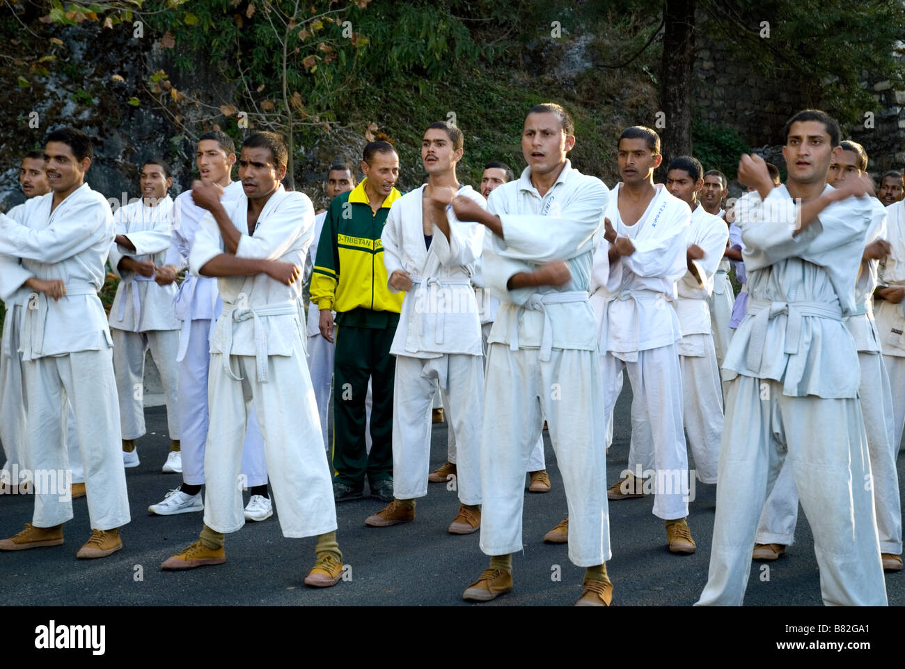 Morgengymnastik für Indo-Tibetische Grenzpolizei in Mussoorie, Indien Stockfoto