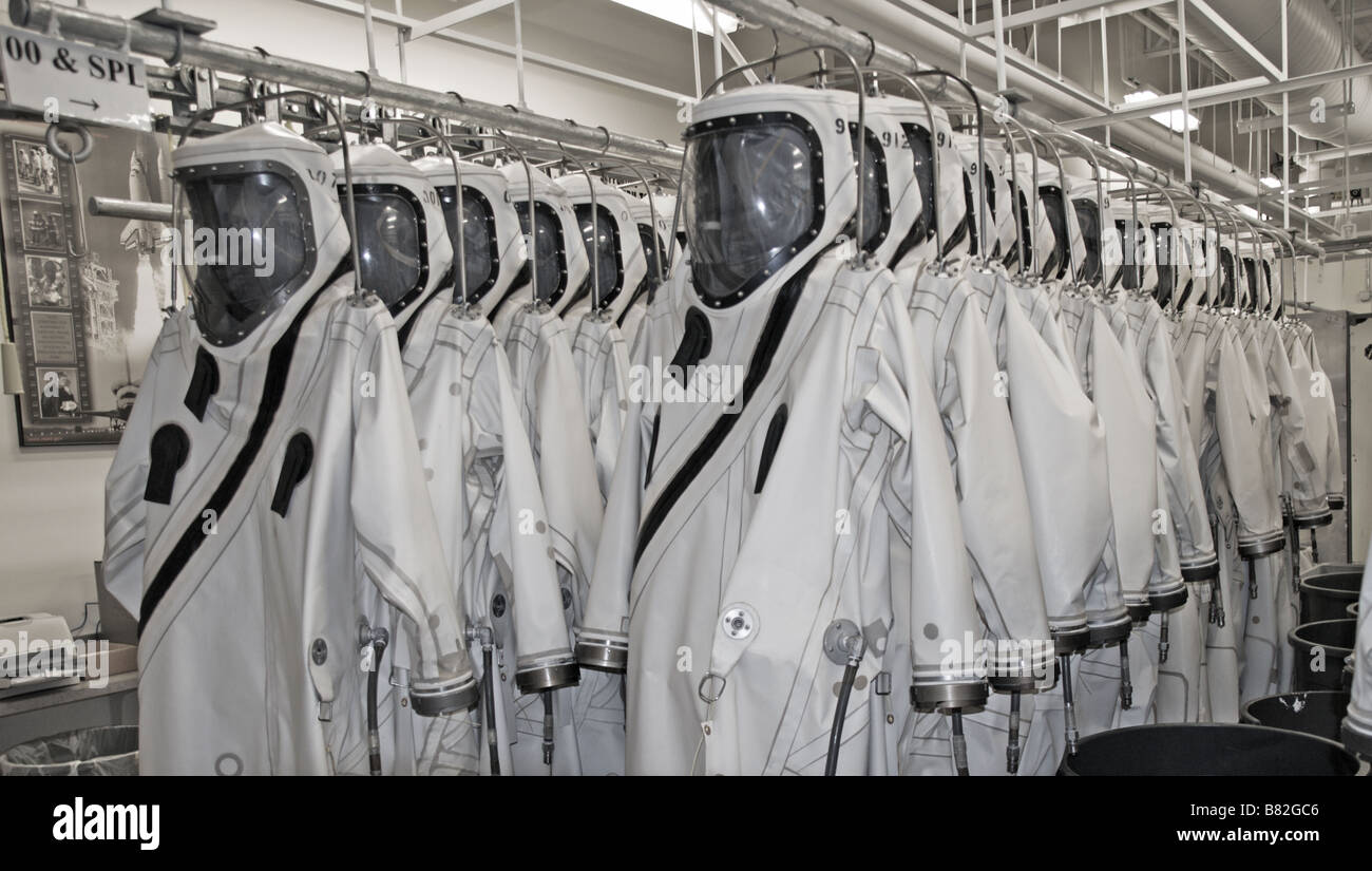 Selbst enthaltenen stimmungsvollen schützende Ensemble passt im Kennedy Space in Florida USA Stockfoto Selbst enthaltenen stimmungsvollen schützende Ensemble passt im Kennedy Space in Florida USA Stockfoto