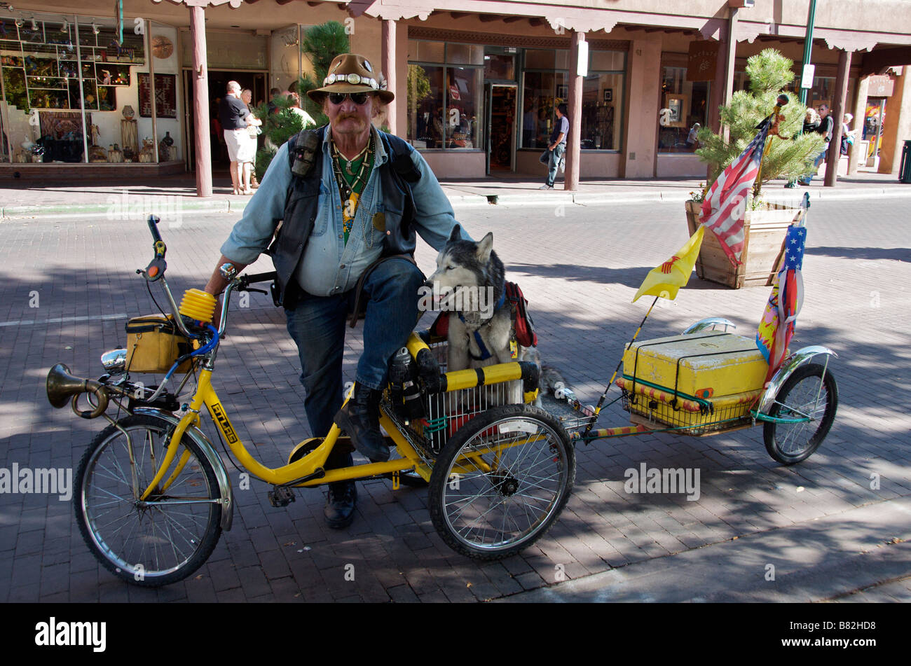 Bunten alten Hippie-Figur mit Hund und Fahrrad Santa Fe New Mexico USA Stockfoto