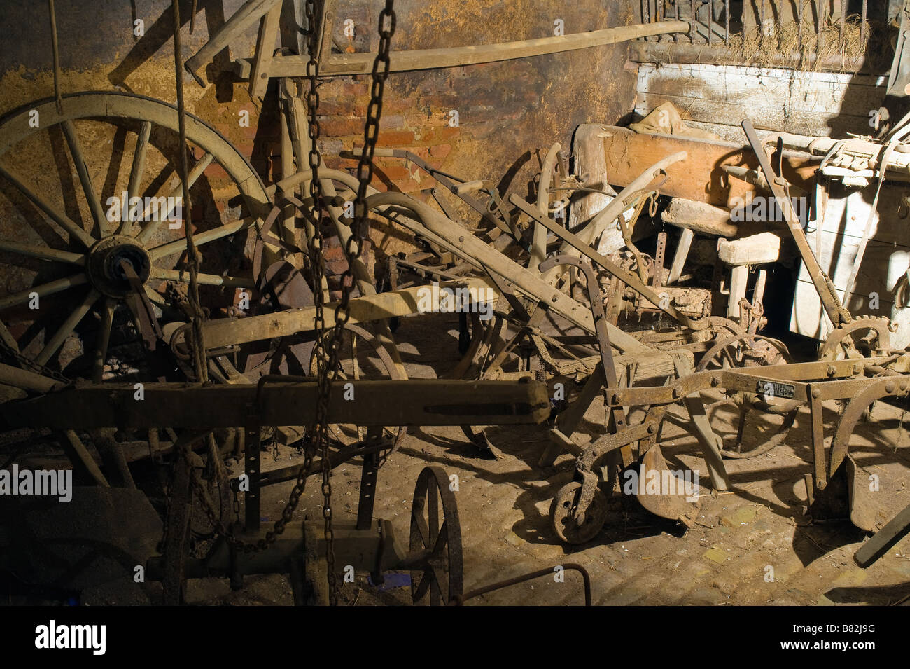 Alte landwirtschaftliche Werkzeuge ELSASS FRANKREICH EUROPA Stockfoto