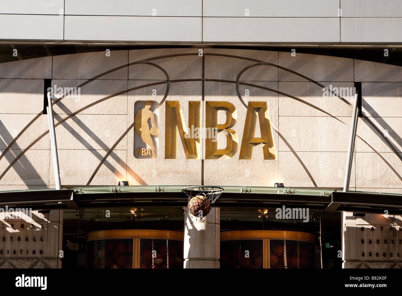 NBA-Logo und Korb mit Basketball im Schaufenster auf der 5th Avenue in Manhattan New York City Stockfoto