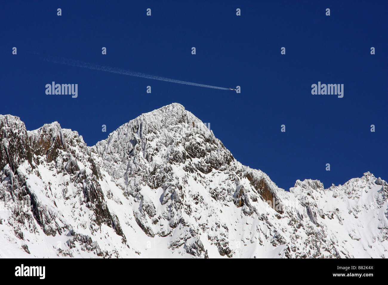 Flugzeug fliegen über die Berggipfel in den Alpen Stockfoto