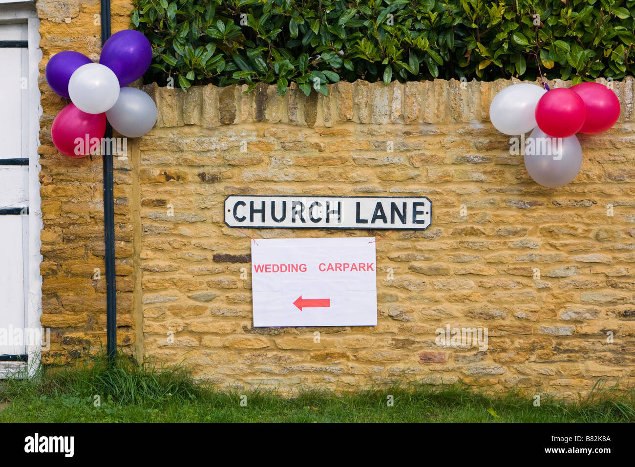 Beschilderung zu einer Hochzeit auf Church Lane, Pitsford, Northampton Stockfoto