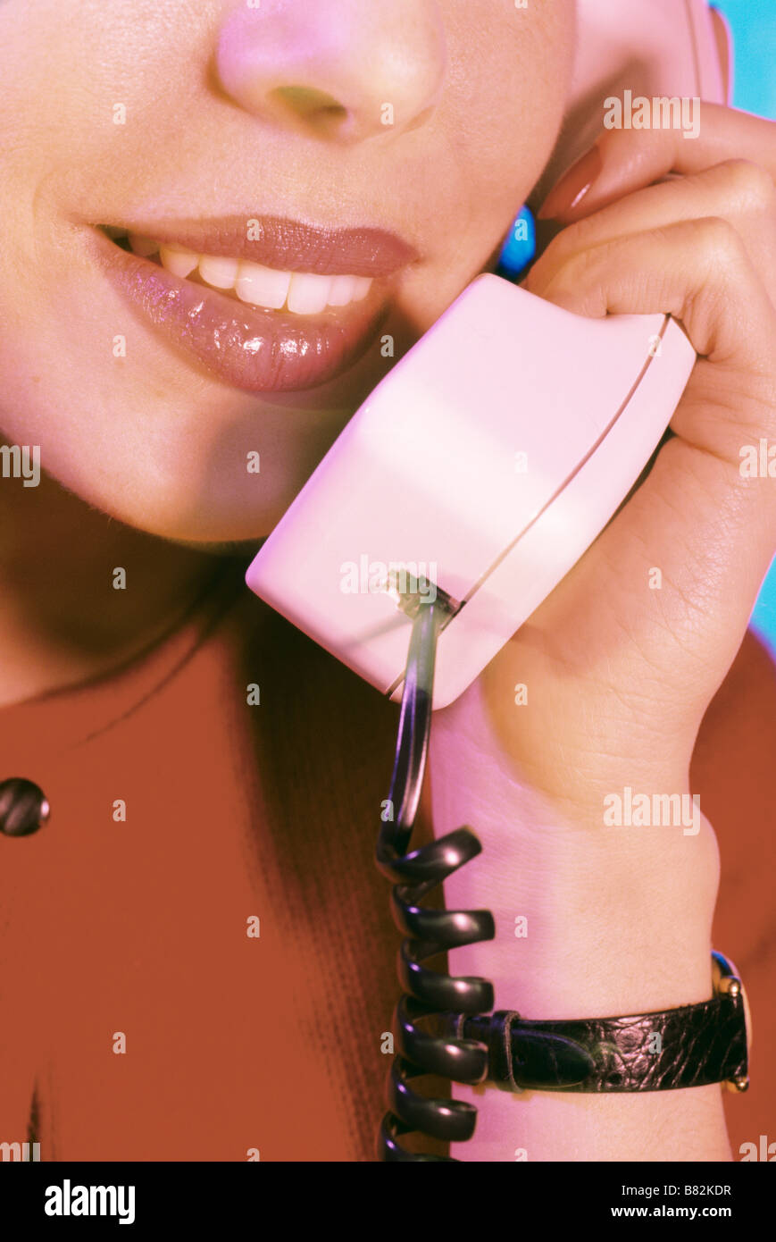 Nahaufnahme von Frau am Telefon Stockfoto