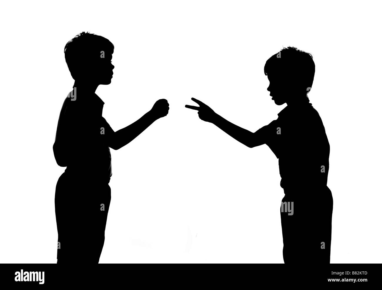 Silhouette der beiden Jungen spielen Stein Schere Papier Stockfoto