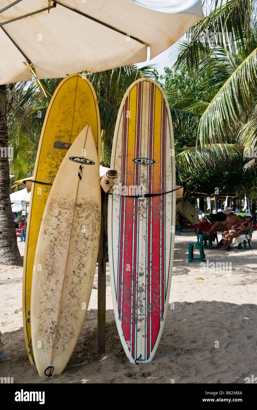 Surfbretter am Strand von Kuta auf Bali, Indonesien Stockfoto