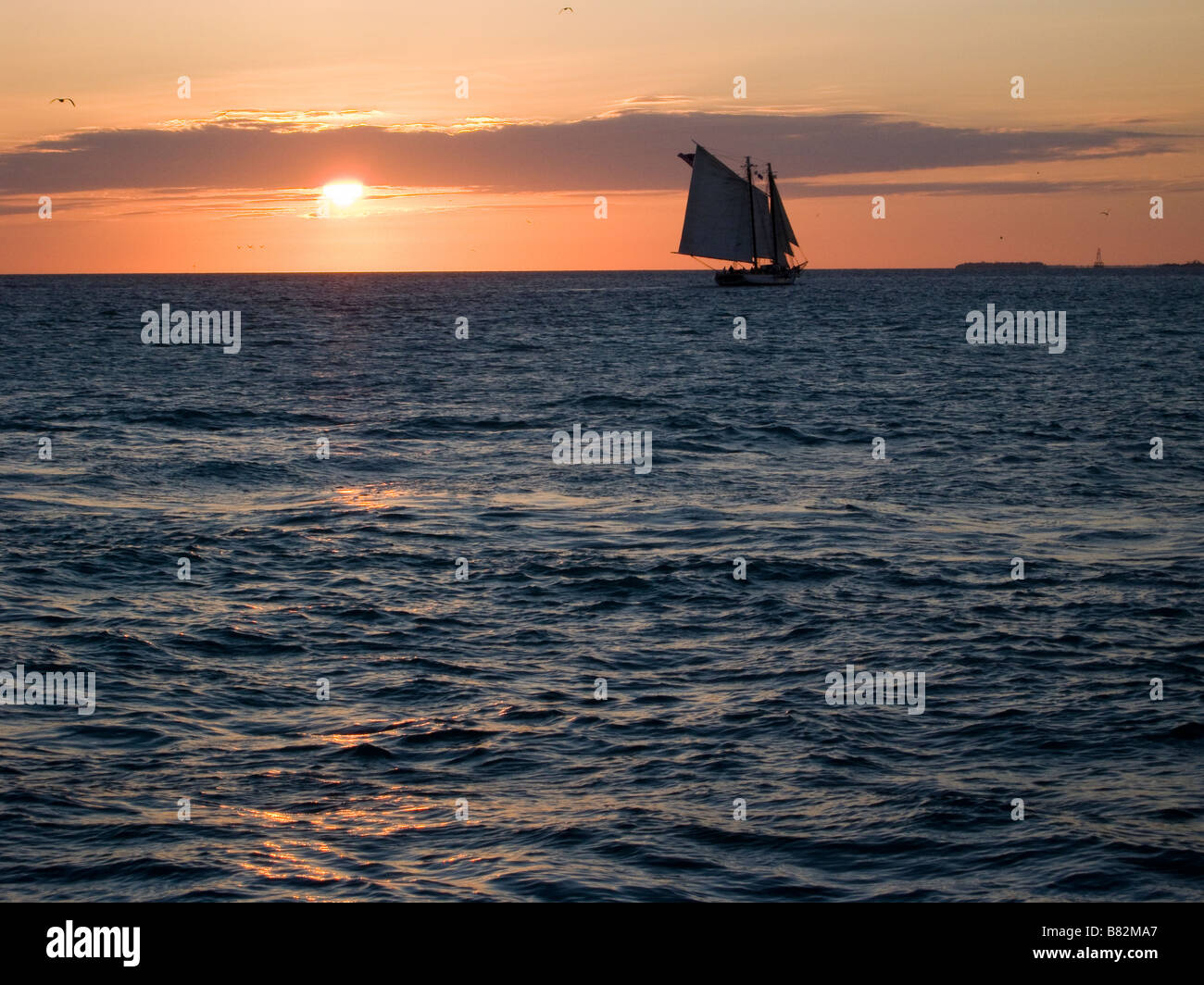 Segelboot voller Touristen Verfolgungsjagden Sonnenuntergang direkt an der Mallory Square Key West Florida Stockfoto