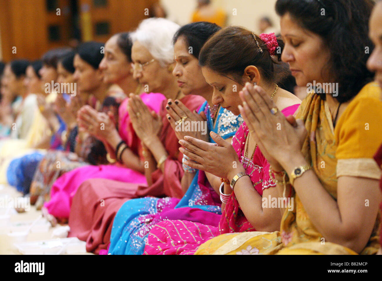 Frauen feiern Diwali am Shri Swaminarayan Mandir-Tempel in Neasden, North West London Stockfoto