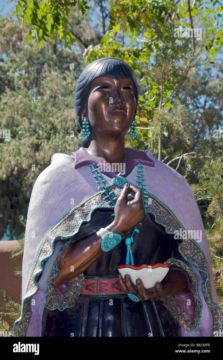 Bronze-Skulptur des Stammes Inderin Santa Fe New Mexico USA Stockfoto
