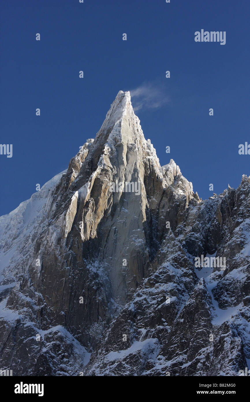 Schneebedeckten Aiguille Verte, französischen Alpen mit Schnee durch den wind Stockfoto