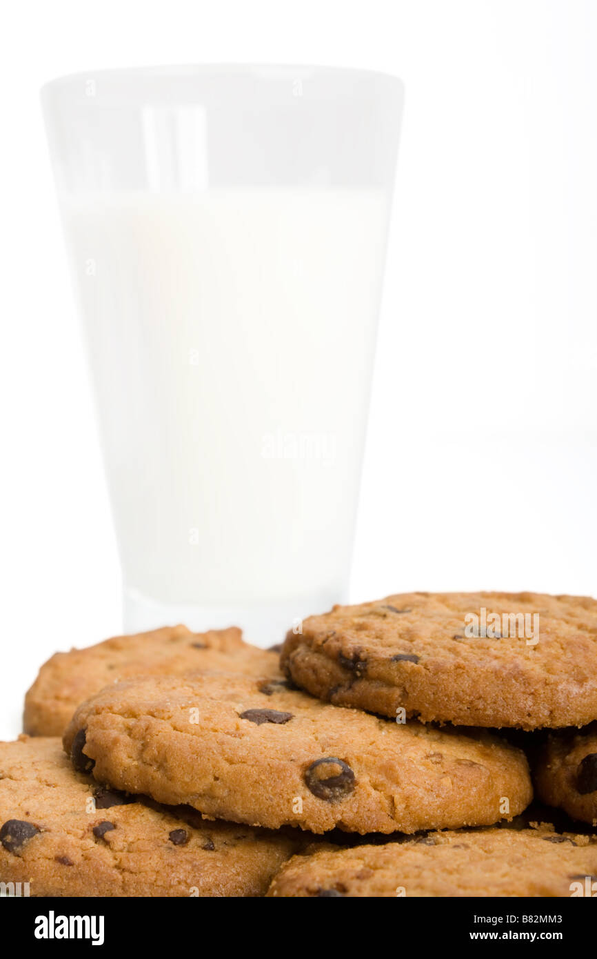 Chocolate Chip Cookies und ein Glas Milch isoliert auf weiss Stockfoto
