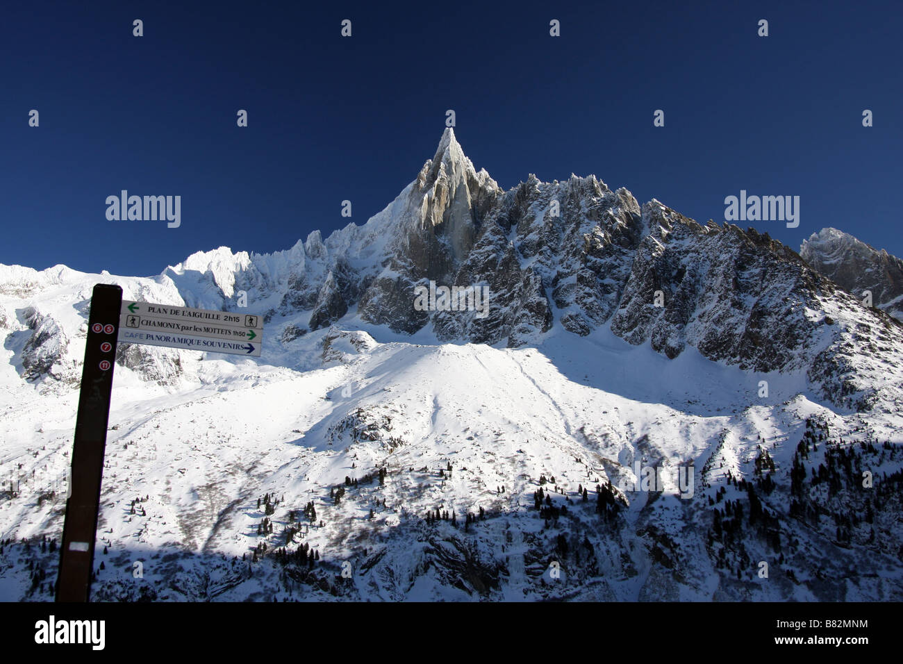 Blick auf die Aiguille Verte, in den französischen Alpen, bedeckt im Winter mit Schnee. Stockfoto