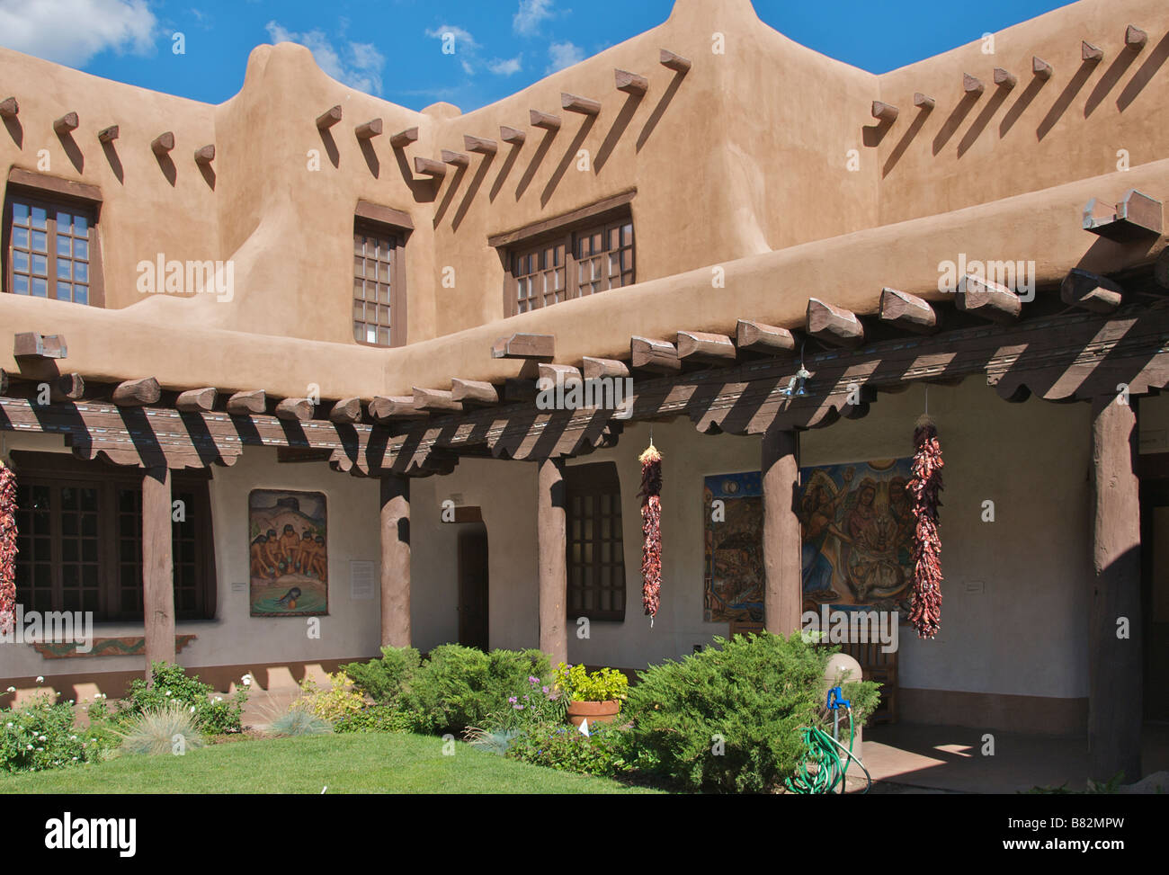Innenhof mit typischen Lehmarchitektur Fine Arts Museum Santa Fe New Mexico USA Stockfoto
