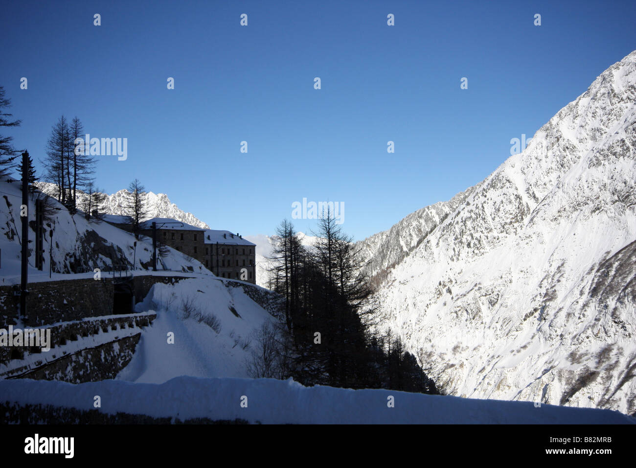 Ansicht des Montenvers Hotels, in den französischen Alpen, aus der Ferne Stockfoto