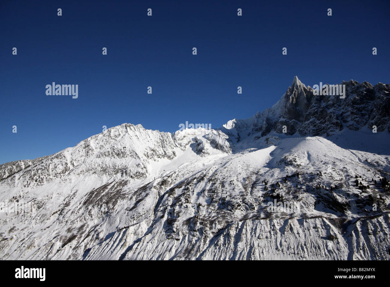 Schneebedeckte Berge (Aiguille Verte) in den Alpen Stockfoto