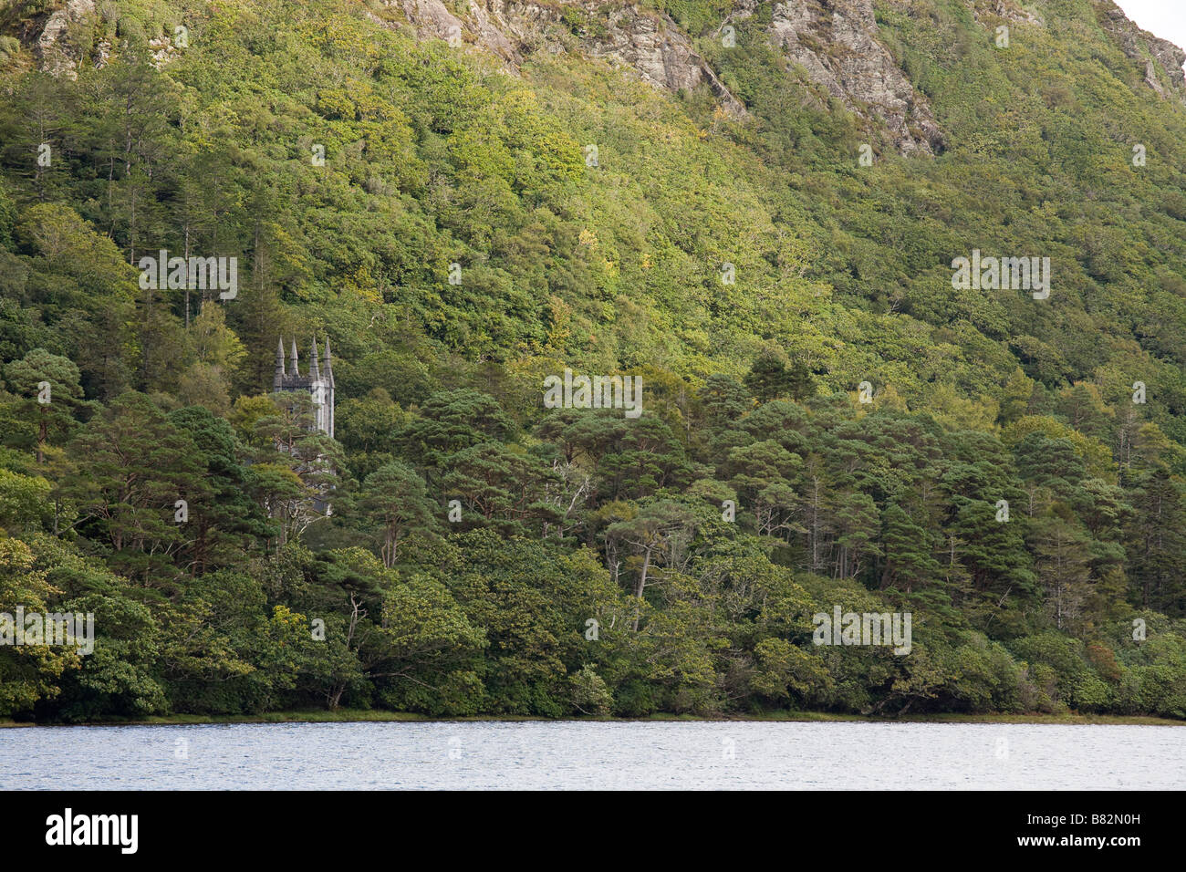 Versteckte Kapelle. Der gotische Turm der Kapelle Kylemore ist fast verdeckt durch die Bäume auf den parkähnlichen Abtei Garten Stockfoto