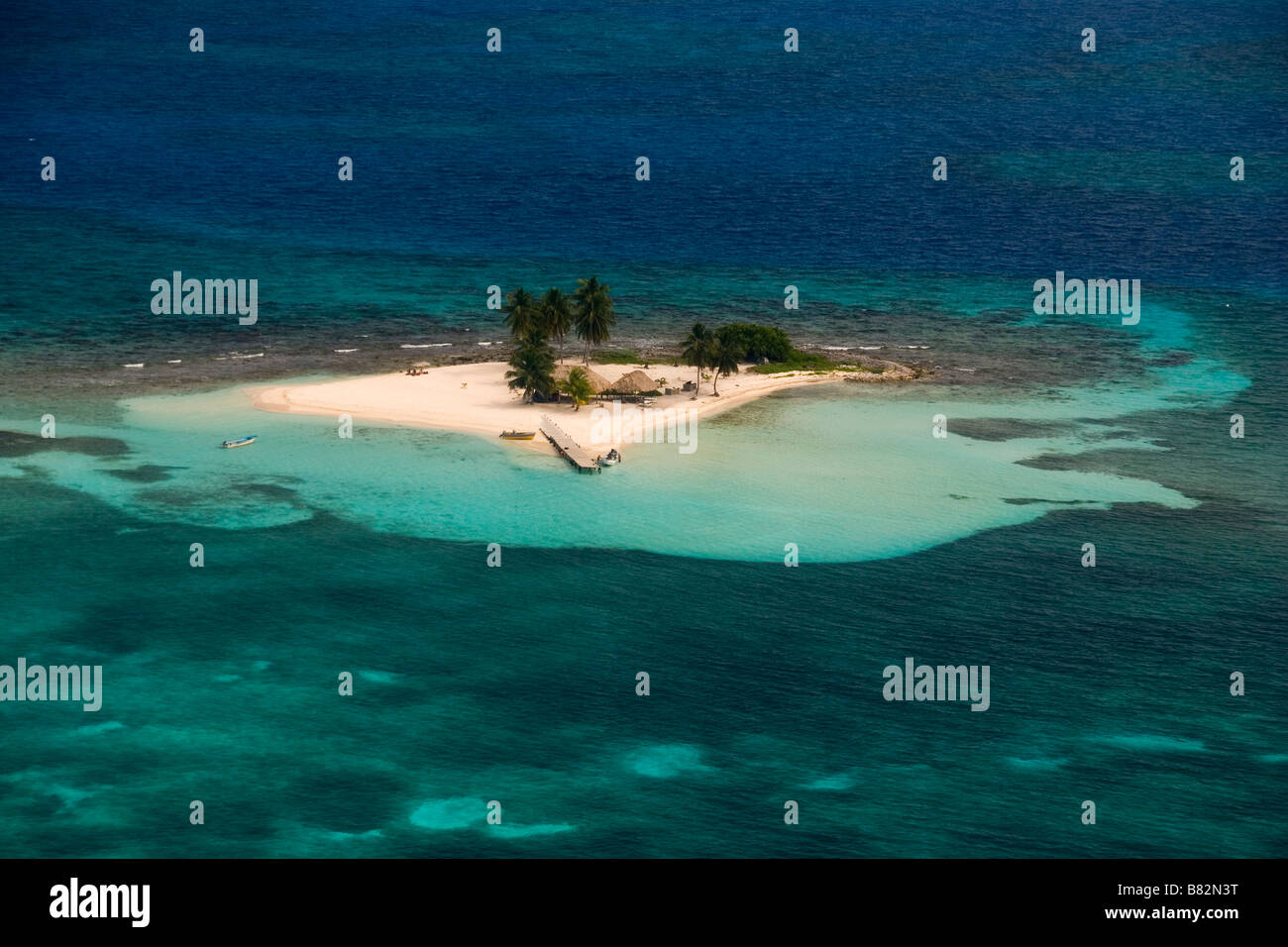 Luftbild Belize Korallenriffe und Insel, Atoll, Paradies, tropische Insel, Palmen, weißer Sand, blaues Wasser, klares Wasser Stockfoto