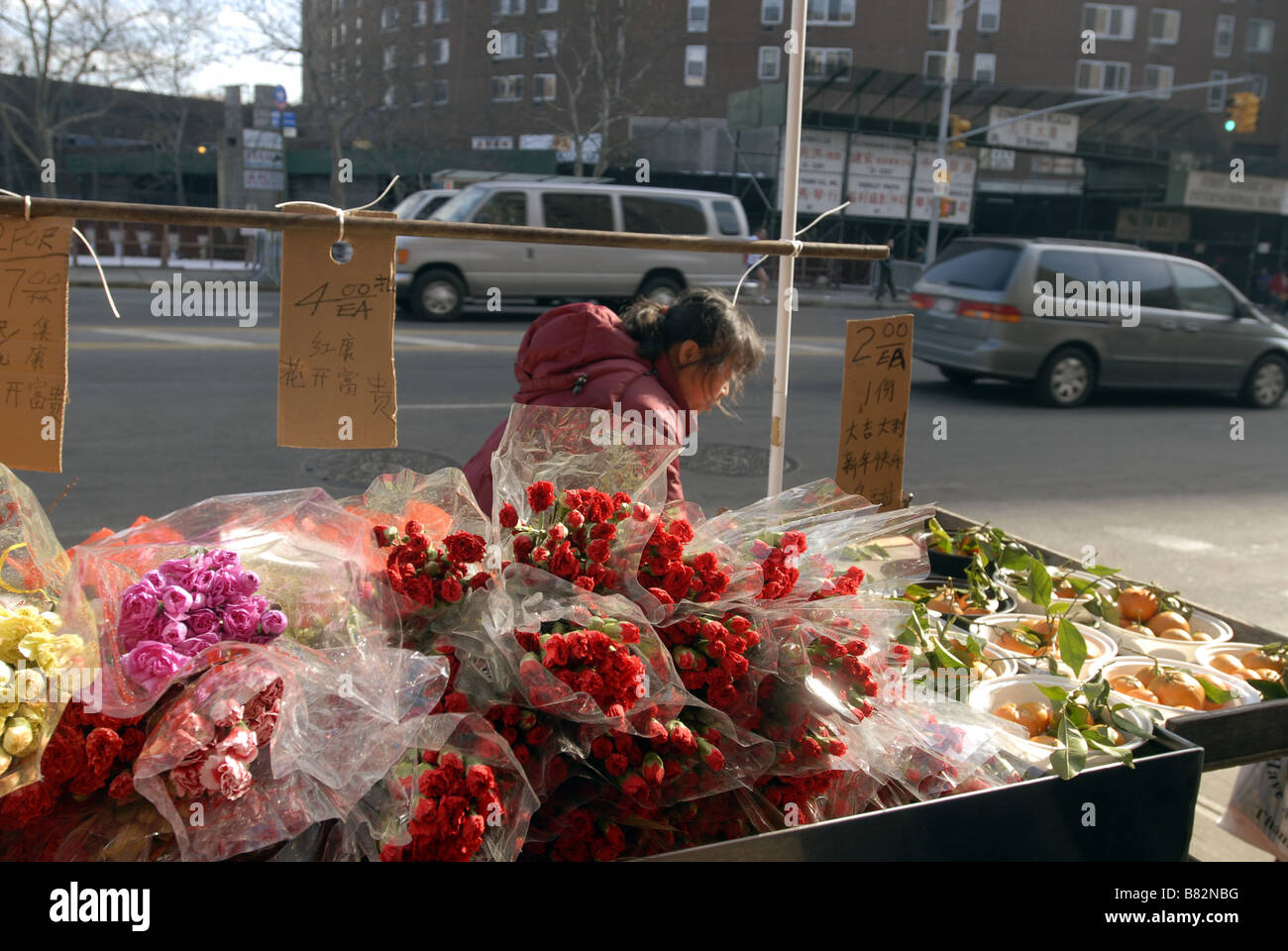 Ein Verkäufer verkauft Blumen für Chinese New Year in Chinatown in New York Stockfoto