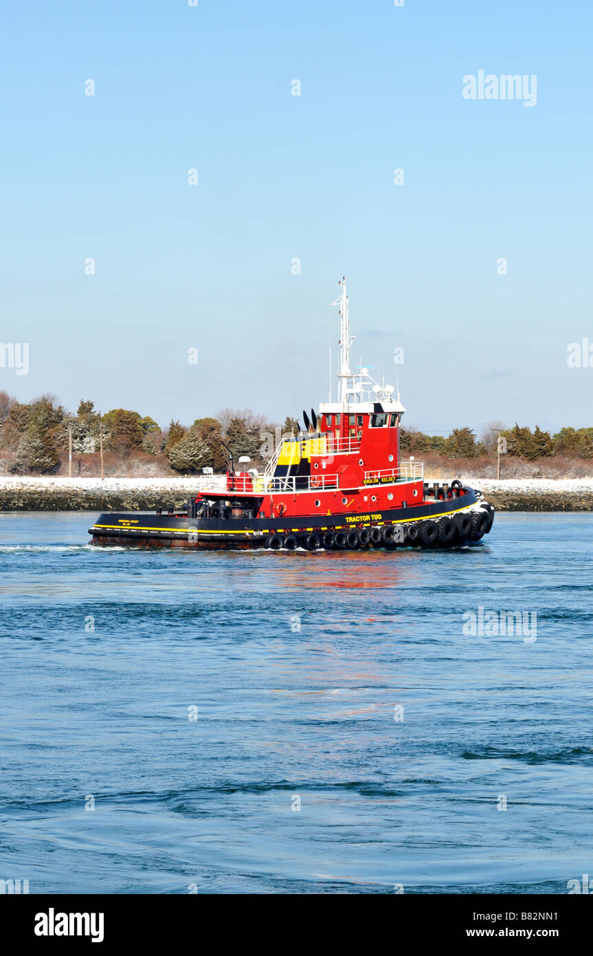 Rot "Traktor Schlepper" vorbei an einer "New England" Küste im Winter mit Schnee in "Cape Cod Canal" Stockfoto