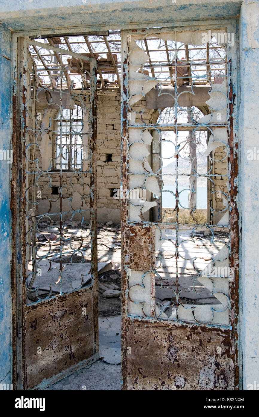 Dachte der Kirche Agios Nicolas (Alasa) in überschwemmten Gebiet in der Nähe von Kouris Dam Trog Fenster anzeigen Südzypern Stockfoto