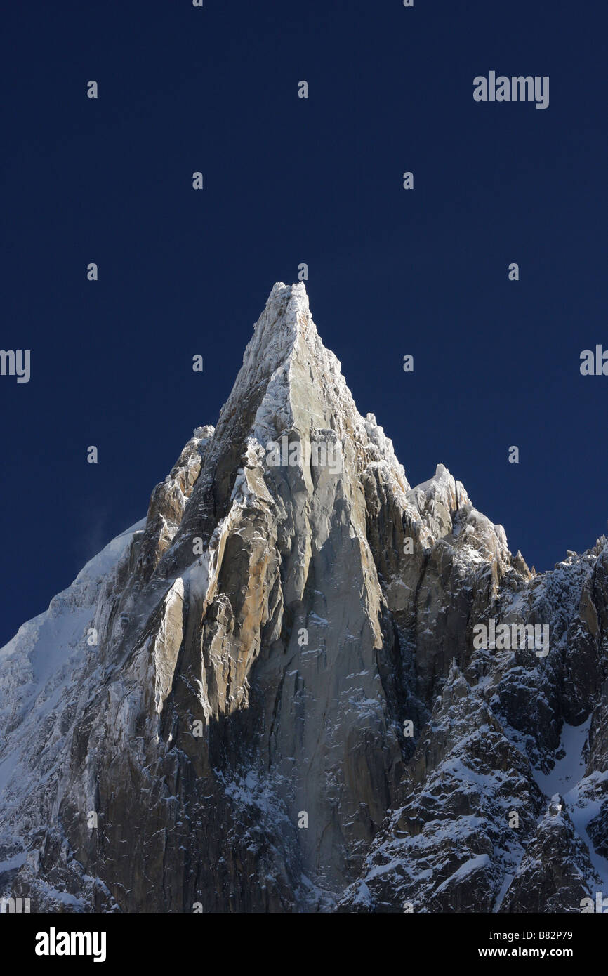 Oben auf der Aiguille Verte, in den französischen Alpen mit Schnee bedeckt Stockfoto