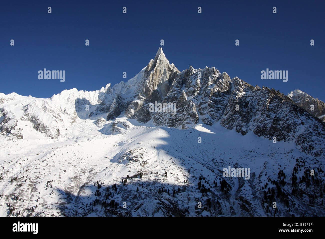 Aiguille Verte (Graian Alpen, Mont-Blanc-Massiv) im Winter mit Schnee bedeckt Stockfoto