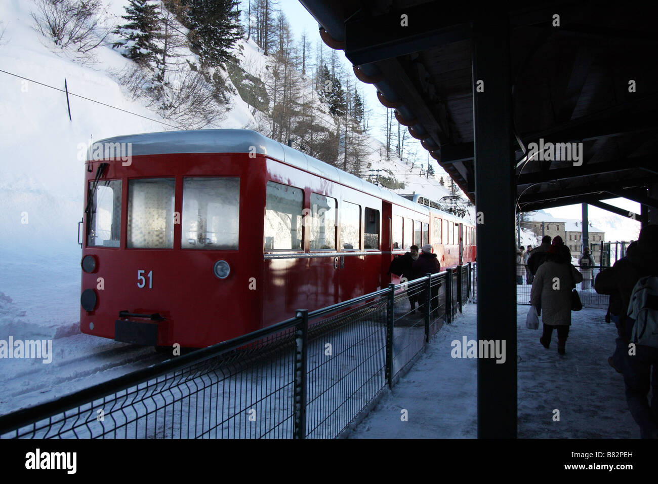 Passagiere verlassen der Zahnradbahn Zug in Chamonix-Mont-Blanc Zahnradbahn station Stockfoto