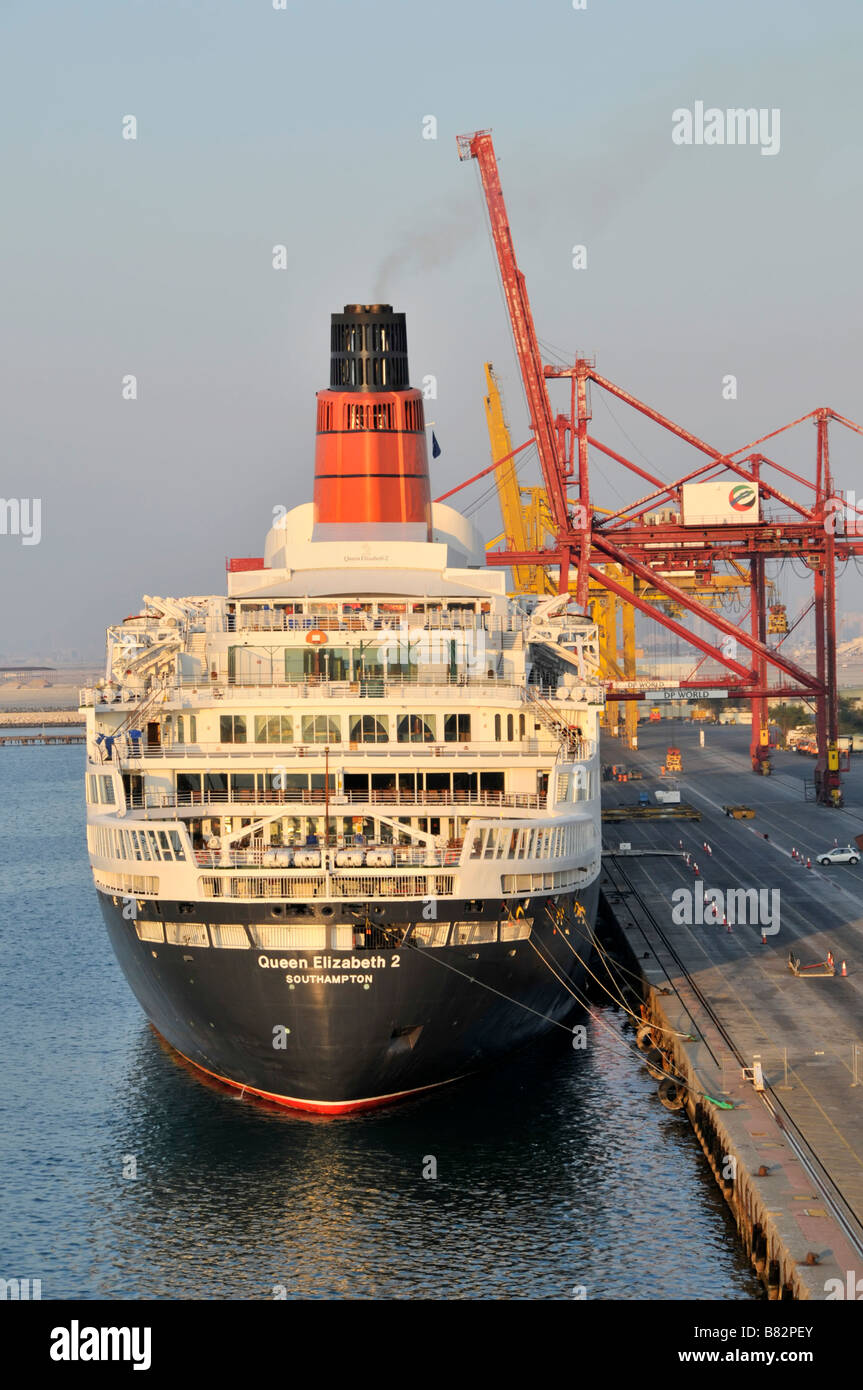 Queen Elizabeth 2 QE2 QEII ex Cunard Kreuzfahrtschiff Port Rashid Dubai wartet auf den Umbau zum schwimmenden Hotelmuseum 2009 Vereinigte Arabische Emirate VAE Stockfoto Queen Elizabeth 2 QE2 QEII ex Cunard Kreuzfahrtschiff Port Rashid Dubai wartet auf den Umbau zum schwimmenden Hotelmuseum 2009 Vereinigte Arabische Emirate VAE Stockfoto
