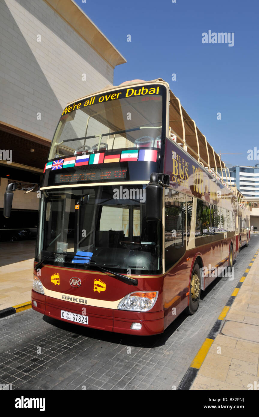 Big Bus Tour Company von Bushaltestelle an der Pyramide Shopping Mall in Dubai tätig Stockfoto