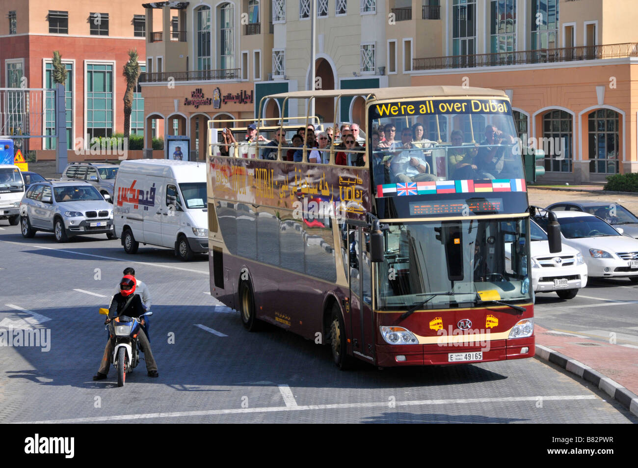 Dubai Touristen auf offenen Doppeldecker Sightseeing Tour Big Bus Tourismus Unternehmen & beschäftigt städtischen Verkehr Vereinigten Arabischen Emirates VAE Naher Osten Stockfoto