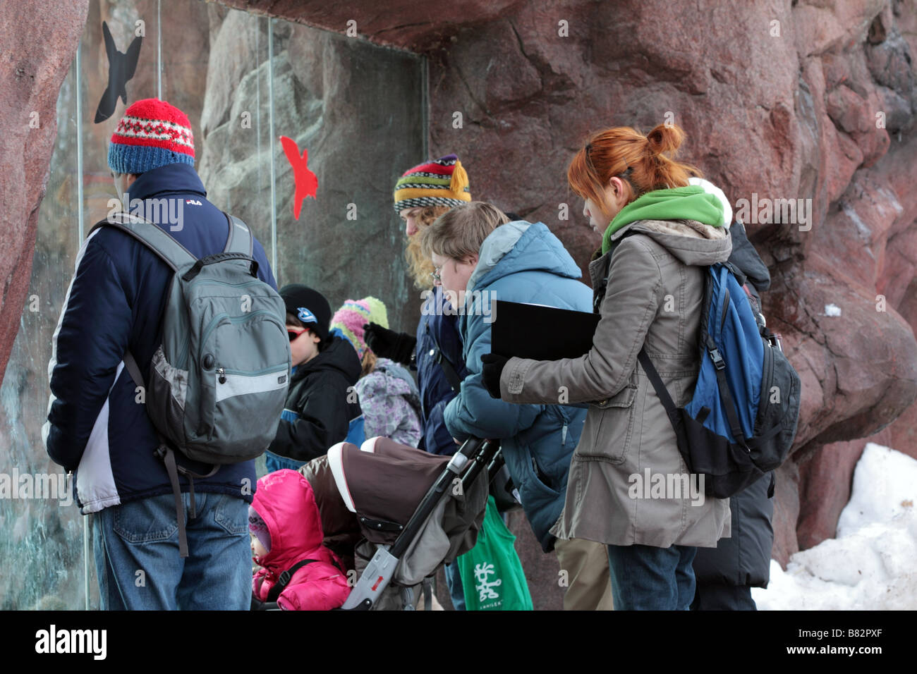 Kinder und Familien zu Besuch in Toronto Zoo im winter Stockfoto