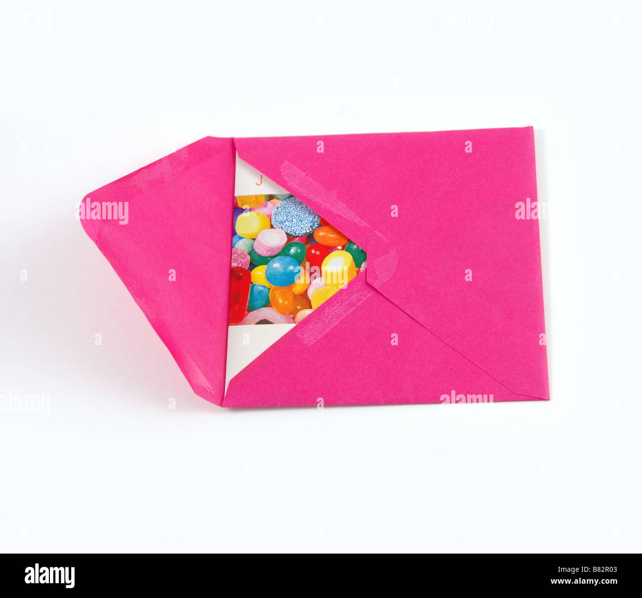 eine geöffnete rosa Umschlag mit Karte. Stockfoto