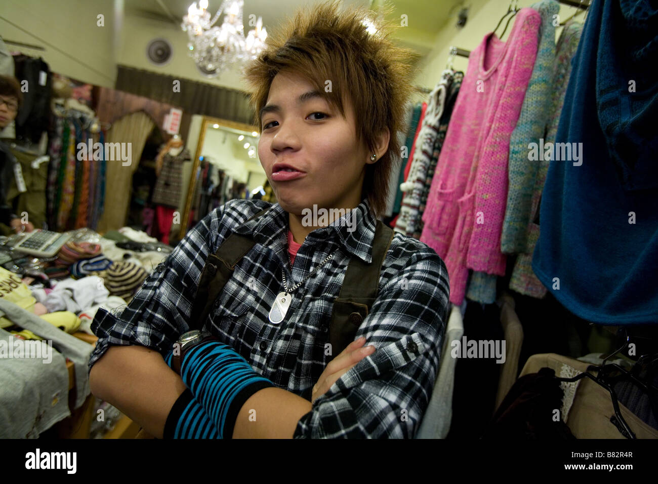 Eine freche Verkäuferin in einem funky Fashion Boutique im Shimen District, Taipei, Taiwan, ROC Stockfoto